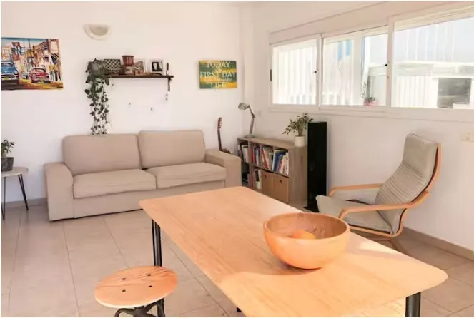Salón de Oceanfront Loft in El Médano con sofá y zona de estar luminosa.